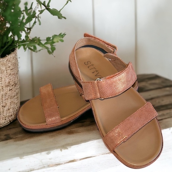 STRIVE Kona Sandal Metallic Copper Size 8 D Width - Picture 9 of 9
